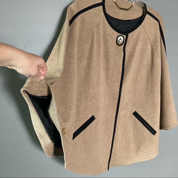 NEW Trina Turk jacket medium cape capelet poncho beige tan - Picture 11 of 11